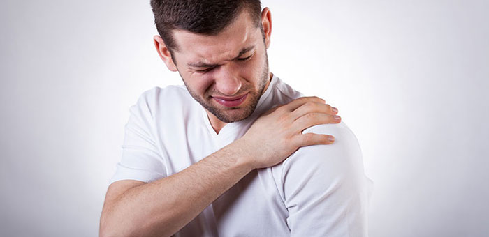 Man suffering from frozen shoulder before visiting Brentwood chiropractor