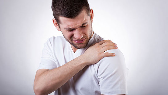 Man suffering from frozen shoulder before visiting Brentwood chiropractor